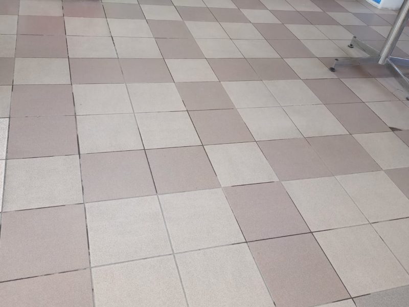 Piso de loseta terminado en las áreas comunes de una planta industrial