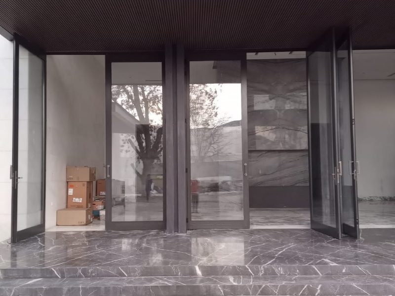 Interior de una residencia terminada, con cancelería y piso de mármol