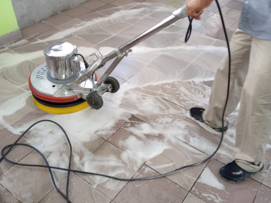 Lavado mecánico de piso de loseta con equipo