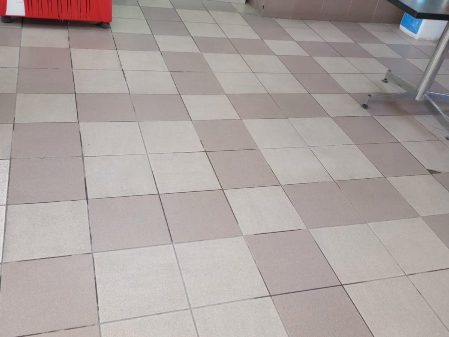 El mismo piso de loseta terminado, limpio y seco