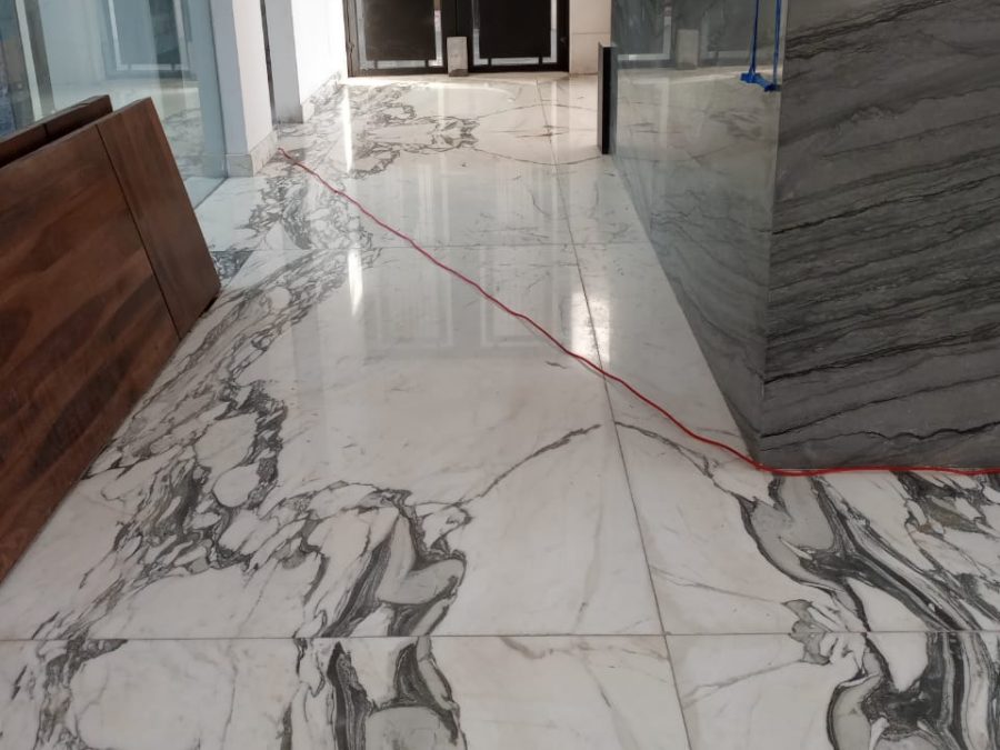 El mismo piso de mármol terminado, con brillo y reflejo